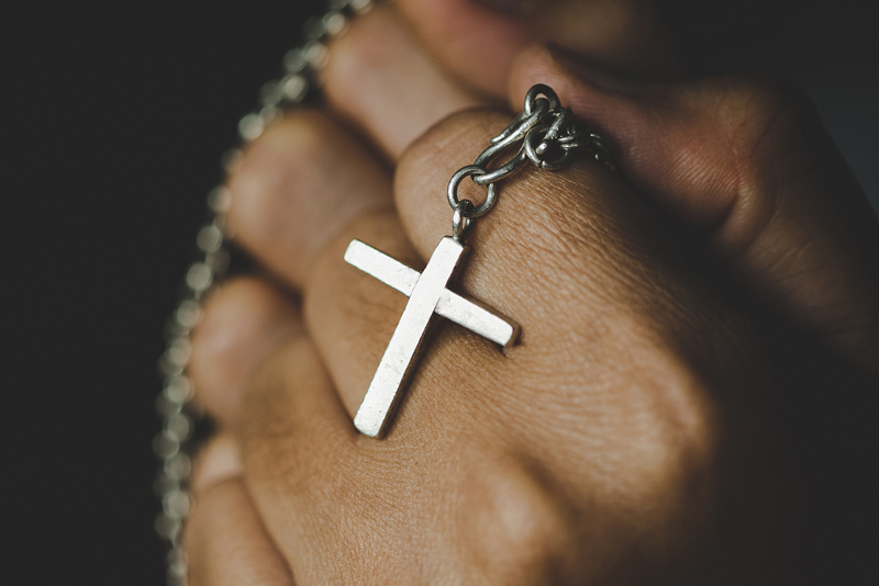 El ícono de la cruz se utiliza como símbolo de la religión cristiana. 