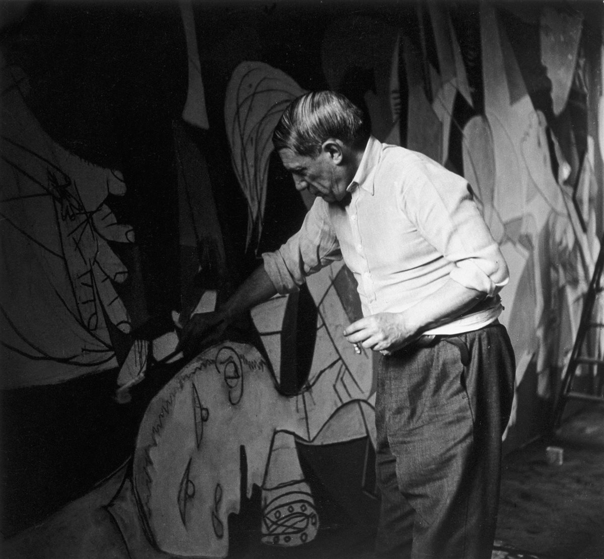 Picasso trabajando en el Guernica. Foto de Dora Maar. Museo Nacional Centro de Arte Reina Sofía. Imagen: Historia National Geographic.